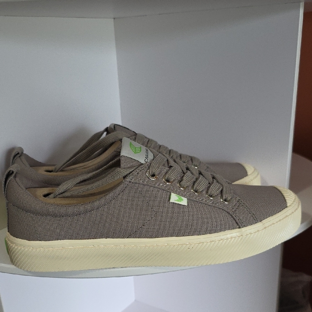 Cariuma Gray Sneakers Minimalist Design - Picture 5 of 5